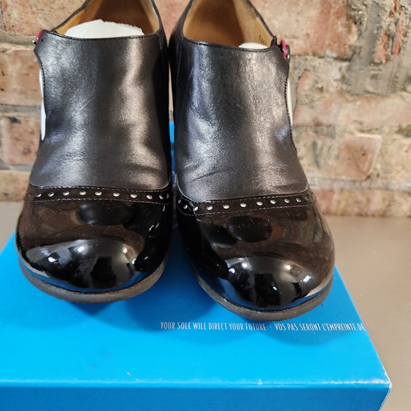 John Fluevog Black Heels with Ergonomic Design - Picture 4 of 8